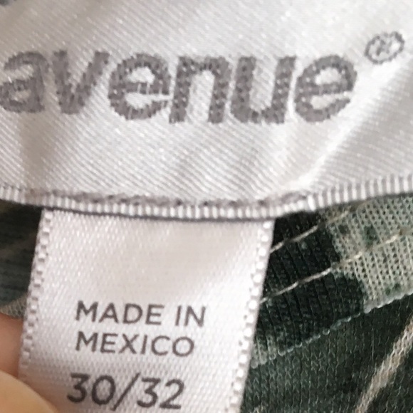 Avenue short sleeve top- size 30/32 - Picture 2 of 4